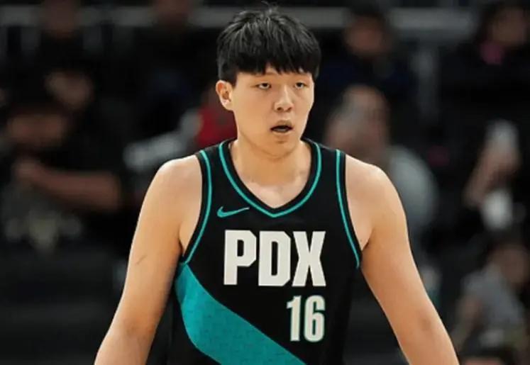 九游娱乐官方入口-杨瀚森又去发展联盟虐菜了！半场出手3次就轰10+10，统治力太强！